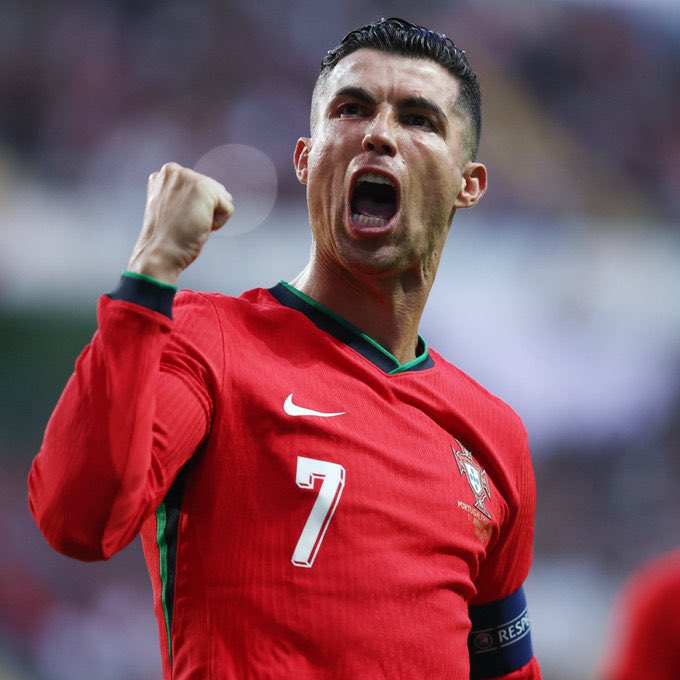 AURAGOALX's tweet photo. 🗣️ Luis Figo: "It's clear that some players don't want Cristiano Ronaldo on the team at all. Maybe they think he's slowing them down, but they forget everything he's done for this country. Young Cristiano didn't need anyone to score goals; he won matches all by himself. He carried Portugal on his back for years. Cristiano is Portugal itself. He deserves respect and an honorable farewell worthy of a legend.

When Cristiano was first called up to the national team, he showed respect to all the older players. Now we have arrogant kids in front of us... But what have they achieved? Nothing. He's the sole reason we even believed we could win a World Cup. He's everyone's inspiration."