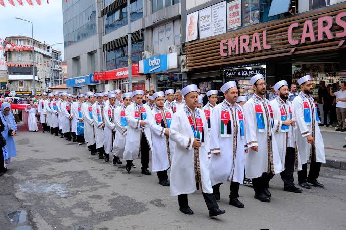 mcaglayan9's tweet photo. Zonguldak’ımızda gerçekleştirilen Hafızlık İcazet Merasimi’nden bazı çevrelerin anlamsız bir şekilde rahatsızlık duyması, aslında meselenin hafızlık olmadığını bir kez daha ortaya koymuştur.

Kendilerini “Zonguldak Demokrasi Platformu” olarak tanımlayan bu çevreler, demokrasiyi toplumun tüm kesimlerine ait ortak bir değer olarak değil; yalnızca kendi ideolojilerine hizmet ettiği sürece savundukları bir araç olarak görmektedir. Demokrasi anlayışları, farklı düşüncelere tahammül etmek yerine kendi görüşlerini dayatmak üzerine kuruludur.

Daha önce de ifade ettiğimiz gibi, bu platform bağımsız bir sivil yapı olmaktan çok belirli siyasi anlayışların arka bahçesi gibi hareket etmektedir. Son olarak gerçekleştirdikleri protestolarda CHP İl Başkanı tarafından verilen talimatların açıkça ortaya çıkması da bu gerçeği bir kez daha gözler önüne sermiştir.

Gazipaşa Caddesi sadece sizin yürüyüş yapacağınız, sadece sizin slogan atacağınız, sadece sizin fikirlerinizi dile getireceğiniz bir alan değildir. Gazipaşa Caddesi de, Zonguldak da, bu şehirde yaşayan her bir vatandaşımızındır.

Yıllardır aynı kibirle hareket ediyorsunuz. Kendinizden olmayanı ötekileştiriyor, kendi dünya görüşünüzün dışında kalan herkesi susturmaya çalışıyorsunuz. Ancak alışmanız gereken bir gerçek var: Bu şehir de bu ülke de sadece sizden ibaret değildir.

Ne yazık ki sahip olduğunuz zihniyet, kendiniz için hak gördüğünüzü başkalarına çok görmektedir. Kendi düşüncelerinizi ifade etmeyi demokratik hak olarak değerlendirirken, sizden farklı düşünen insanların en temel haklarını dahi sorguluyorsunuz.

Biz meseleyi çok iyi biliyoruz. Konu hafızlarımızın yürümesi değildir.Onlar bizim canımızdır.
Perdelemeye çalıştığınız niyetinizi de, hazmedemediğiniz duyguları da görüyoruz.

Ancak bilinmelidir ki bu toprakların mayasında inanç vardır, kardeşlik vardır, birlik vardır. Hafızlık geleneği de bu milletin asırlardır yaşattığı köklü değerlerinden biridir. Bundan rahatsızlık duyanların rahatsız olduğu şey, milletimizin öz değerleridir.

Bu topraklar hepimizin ortak yaşam alanıdır. Hiç kimsenin tekelinde değildir. Ne Zonguldak’ı ne de kamusal alanları belli bir ideolojinin tahakkümüne bırakacak değiliz.

Bizler; görüşü, fikri, siyasi düşüncesi ne olursa olsun tüm hemşehrilerimizle birlikte yaşamaya, birlik ve beraberliğimizi güçlendirmeye devam edeceğiz. İnancımıza, değerlerimize ve milletimizin ortak vicdanına yönelik her türlü saygısızlığın karşısında duracağız.

Herkes bilmelidir ki; Zonguldak’ta da, Türkiye’nin her köşesinde de bu milletin değerleri yaşamaya devam edecektir. Birlikte yaşayacağız, birlikte güçleneceğiz ve bu kadim toprakların ruhunu hep birlikte geleceğe taşıyacağız.

@RTErdogan 
@Akparti 
@abuyukgumus 
@mchtylmz 
@selmanaltasordu