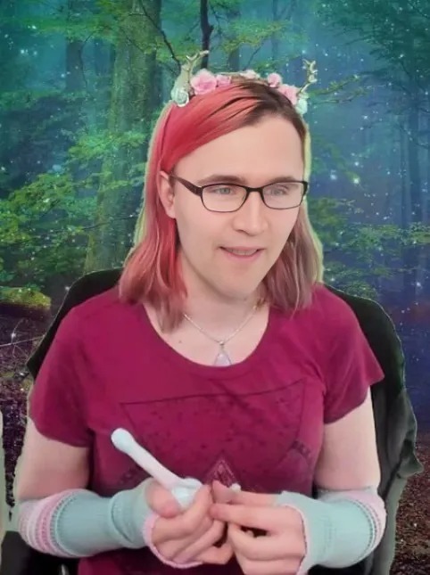 KarloKyryk's tweet photo. Дівчина-трансгендер-олень(!), яка входить до ради безпеки Twitch, не захотіла придбати в АТБ чипси Chipsters зі смаком квашеної капусти. Мовляв, вони смердять (??).

Що взагалі відбувається з нашим світом?? 🤦‍♂️ https://t.co/kMkm47601z