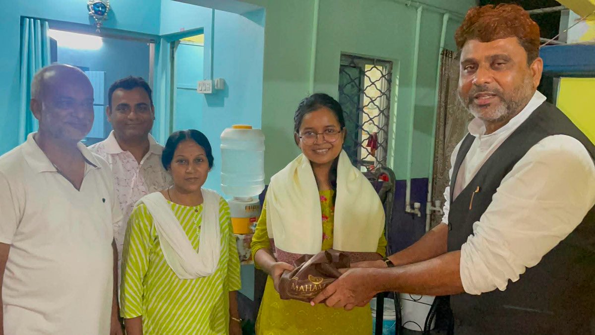 AkhtarulImanMLA's tweet photo. किशनगंज की शिप्रा दास को BPSC में चयनित होने पर दिली मुबारकबाद। यह पूरे इलाके के लिए गर्व और खुशी की बात है।
आज अमौर विधायक जनाब अख्तरुल ईमान साहब ने उनसे मुलाकात कर उन्हें बधाई दी और उनकी इस शानदार कामयाबी पर खुशी जाहिर की।
शिप्रा दास की यह सफलता हमारे युवाओं, खासकर बेटियों के https://t.co/p8vtWRpAJX