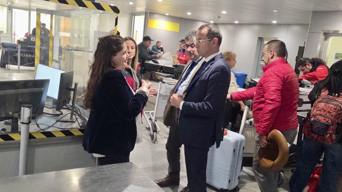 AduanaCL's tweet photo. 🛃 Directora Nacional, Alejandra Arriaza, recibió en la Aduana Metropolitana al representante de la @WCO_OMD, Laurent Szymkowiak, quien inició una visita de trabajo para conocer en terreno diversas capacidades operativas y de fiscalización desarrolladas por la institución. https://t.co/ZibkkZaQ7N