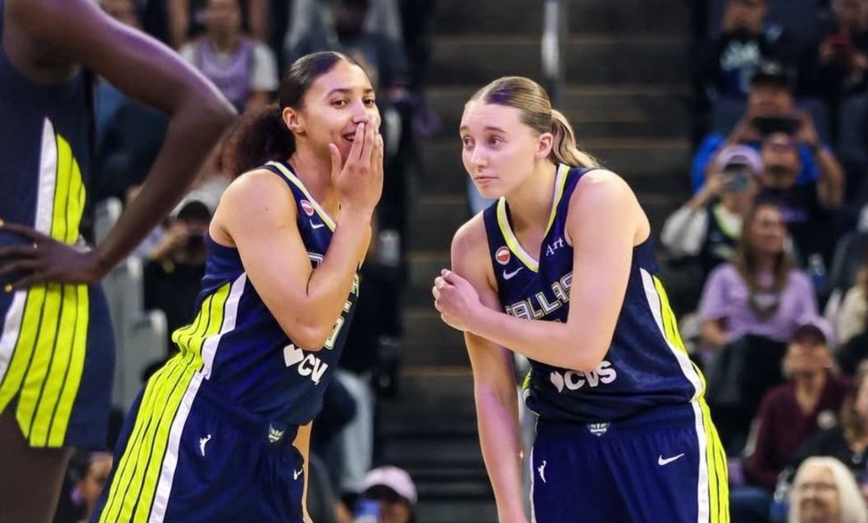 thetwowayazf35's tweet photo. AZZI AND PAIGE, BUT THE ONLY THING THAT CHANGES IS THEIR BRAIDS https://t.co/Kjxm9V4rQ1