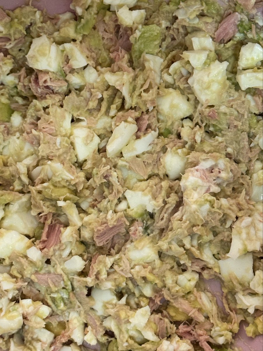 librodebolsiIIo's tweet photo. @i4moekun sii! bueno fueron:
-70g gramos de aguacate (la mitad)
-dos huevos duros (solo la clara)
-una lata de atún 
-una cucharadita de queso crema ligero 

y ya :3 le puse un poco de limón y sal, quedó riquísimo y el pan es integral! si lo pruebas me dices 🫰🏻💗 https://t.co/rte5of0fTE