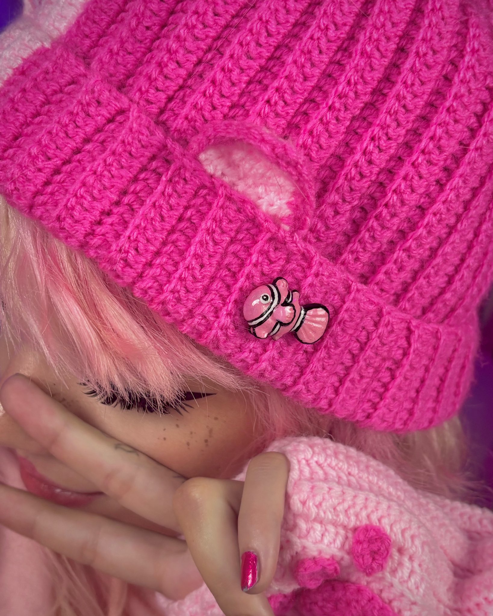 4 pic. appreciation post for my crochet cat hat with matching paw warmers AND the lil clay clownfish I made to go on it:3 https://t.co/H0gtTATvC0