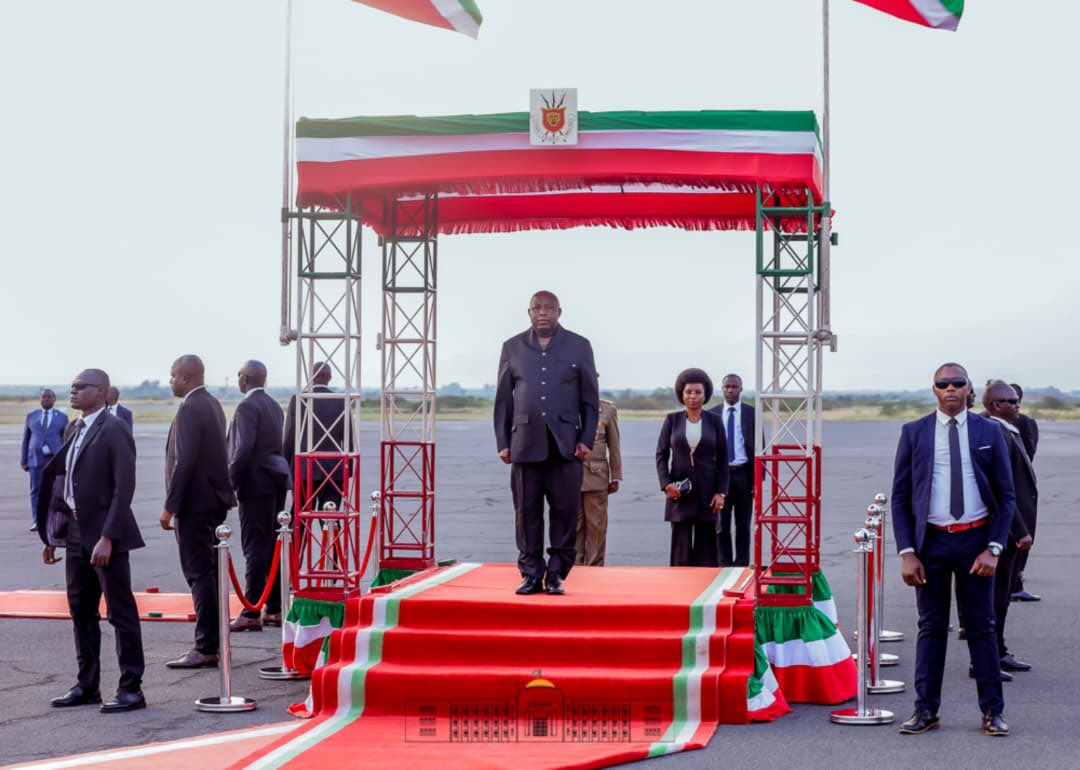 NtareHouse's tweet photo. Son Excellence Evariste Ndayishimiye, Président de la République du #Burundi et Président en exercice de l'@_AfricanUnion, est rentré cet après-midi au terme d'une visite d'État de deux jours en République démocratique du Congo, effectuée sur invitation  de son homologue, Félix Antoine Tshisekedi Tshilombo.

Cette visite a permis de consolider les liens historiques entre les deux pays et d'ouvrir de nouvelles perspectives de coopération. 

Les deux Chefs d'État ont réaffirmé leur volonté de renforcer les mécanismes bilatéraux, de développer les infrastructures transfrontalières, les corridors commerciaux et la connectivité régionale, tout en approfondissant leur coopération en matière de sécurité, notamment face à la situation dans l'Est de la #RDC.

Le Président Évariste Ndayishimiye a réitéré son soutien aux initiatives diplomatiques régionales et internationales en faveur d'une paix durable en RDC. En sa qualité de Président en exercice de l'Union africaine, il a réaffirmé son engagement à promouvoir les solutions africaines aux problèmes africains et à renforcer le suivi des processus de paix déjà engagés en faveur de cette région.