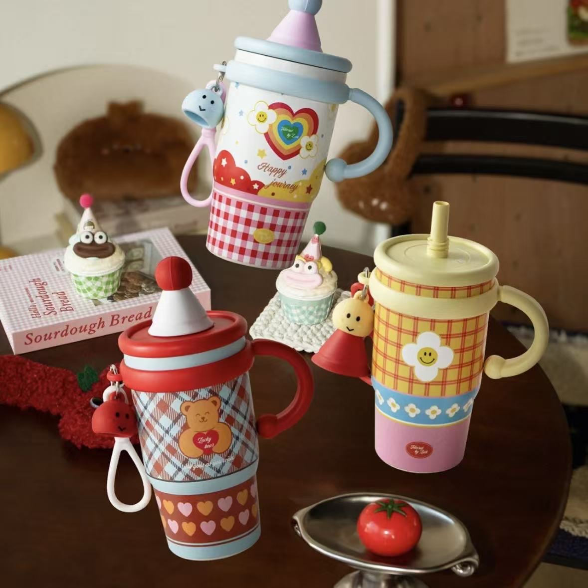 ralral09's tweet photo. Just finished this cozy hand-knit mug cozy—keeps my tea warm and looks so cute on my desk!  #HandmadeJoy #CraftDay， https://t.co/t4UUgg5FbA