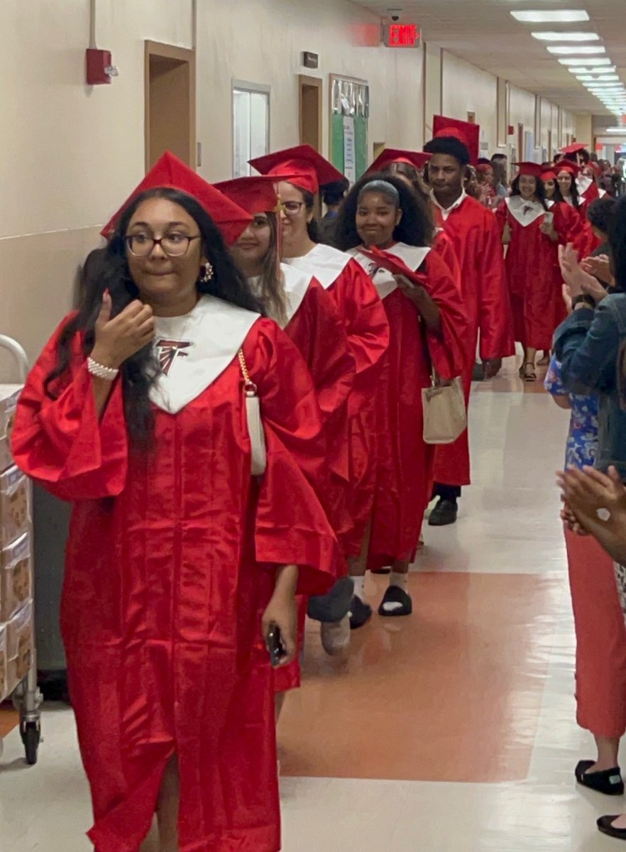 VS24District's tweet photo. VALLEY STREAM 24 REUNITES WITH GRADUATING HIGH SCHOOL SENIORS DURING JOYOUS CLAP OUT CELEBRATION

The Valley Stream 24 School District celebrated its alumni who are now graduating from the Valley Stream Central High School District. #MakeTheConnection #InnovatingOurFuture #VS24 https://t.co/t2AaWMuWEW