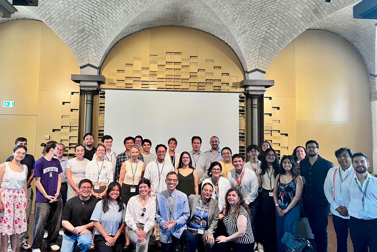 EmbaMexAle's tweet photo. Estuvimos en Hannover en un encuentro muy especial con la comunidad mexicana en formación.

Conversamos con estudiantes, jóvenes investigadores, investigadoras y profesionistas mexicanos sobre trayectorias académicas, oportunidades científicas, redes y el papel de la diáspora mexicana como puente entre México y Alemania.

También visitamos un laboratorio de física cuántica, reflejo del talento mexicano y de las oportunidades de colaboración científica entre ambos países.

Gracias a todas y todos quienes participaron. La cooperación también se impulsa escuchando, conectando y haciendo comunidad.

#DiplomaciaCientíficaMX
@SRE_mx
#internationalofficeluh