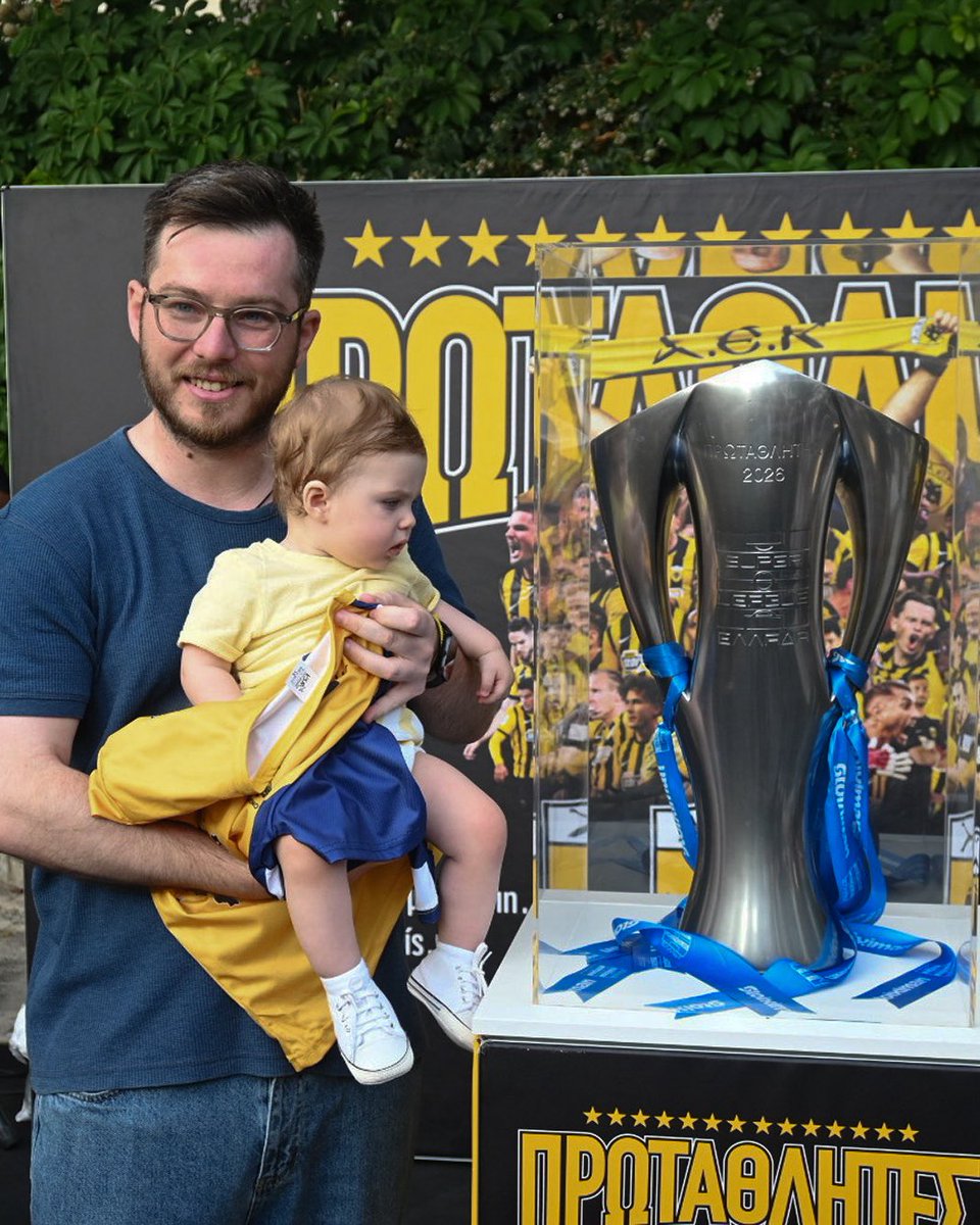 AEK_FC_OFFICIAL's tweet photo. 🏆 Στιγμές από την παρουσία του Τροπαίου στη Ναύπακτο 🦅

#AEKFC #TrophyTour #Champions2026 https://t.co/DWkUyG8mW4