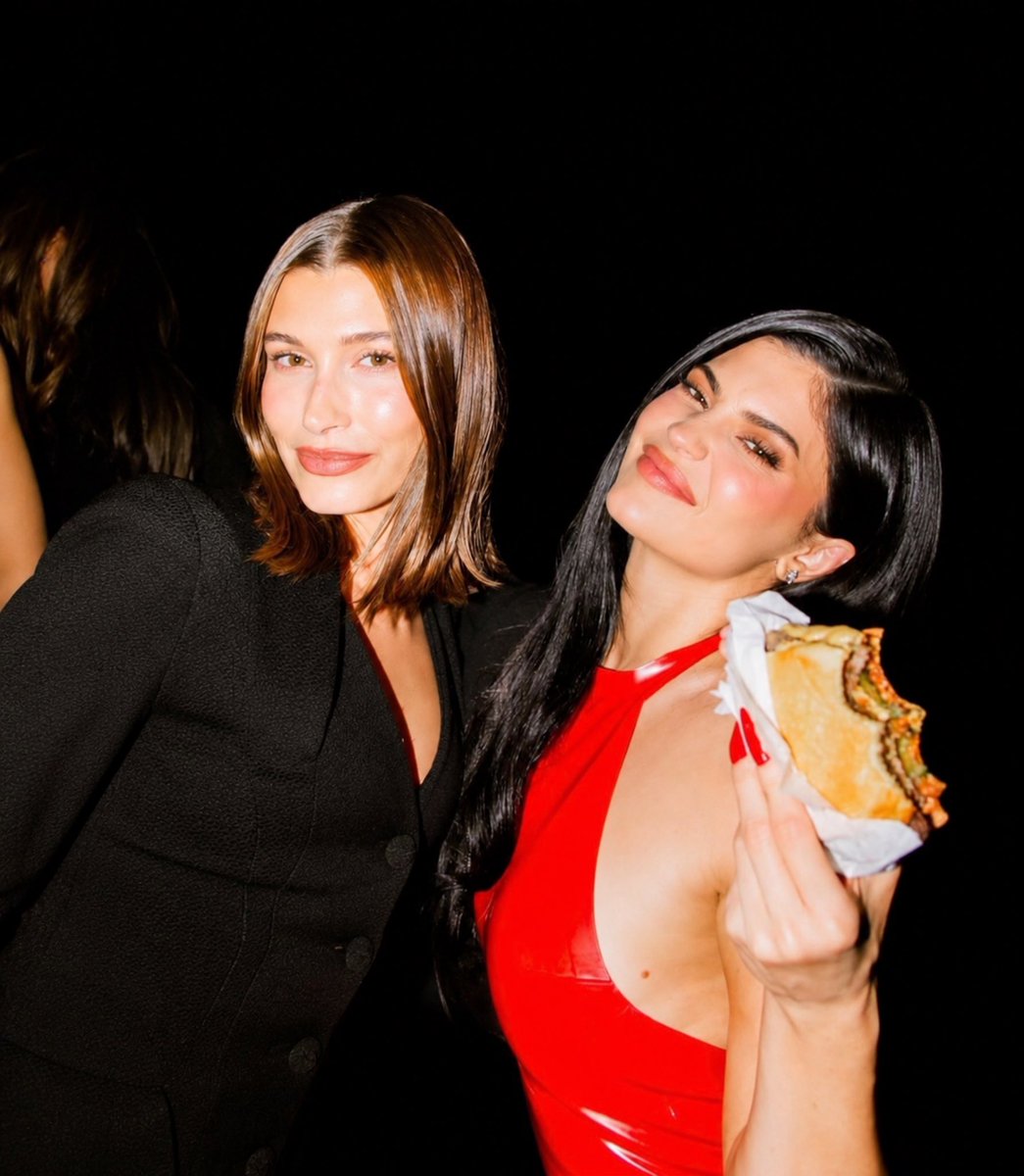 diorsvogue's tweet photo. besties https://t.co/VplqvaGOug