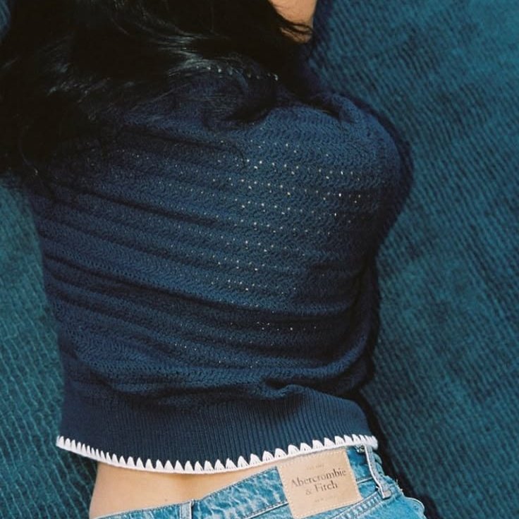 eat1er's tweet photo. Love this picture bc seeing that little bit of waist makes me feel like a Victorian man seeing an ankle... https://t.co/QikBneTtHw