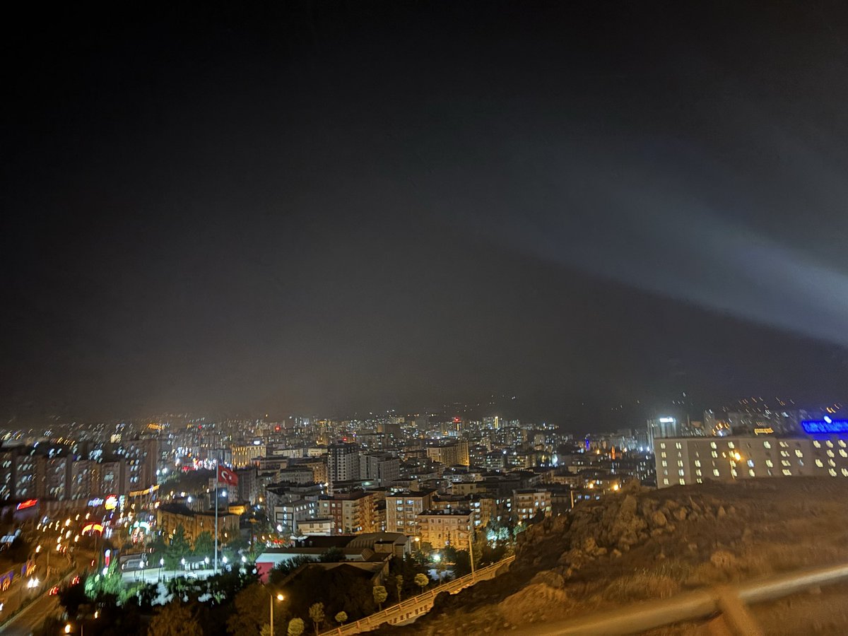 4dilee_'s tweet photo. Aynı şehir, aynı gece, aynı manzara… Değişen tek şey, artık o günlerdeki kişi olmayışım. ✨ https://t.co/KvyDpof9mm