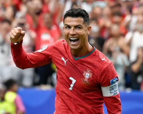 ZBerats's tweet photo. kırılan rekorlar anlamında futbol'un lebron jamesi ronaldo'dur https://t.co/ExnwQnGXFv