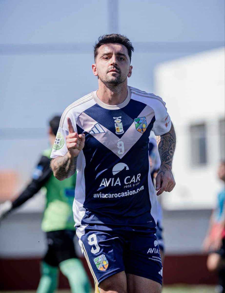 udsanfer's tweet photo. 𝗘𝗱𝘂 𝗦𝗮𝗹𝗹𝗲𝘀 • 𝟮𝟬𝟮𝟳 ✍️

El gol seguirá teniendo acento azul.

Nuestro delantero y máximo goleador de la competición, con 17 tantos la pasada temporada, continuará defendiendo la camiseta de la U.D. San Fernando un año más.

¡Vamos a por más, Edu! 

#UDSanFernando https://t.co/7Iyrj1msAF