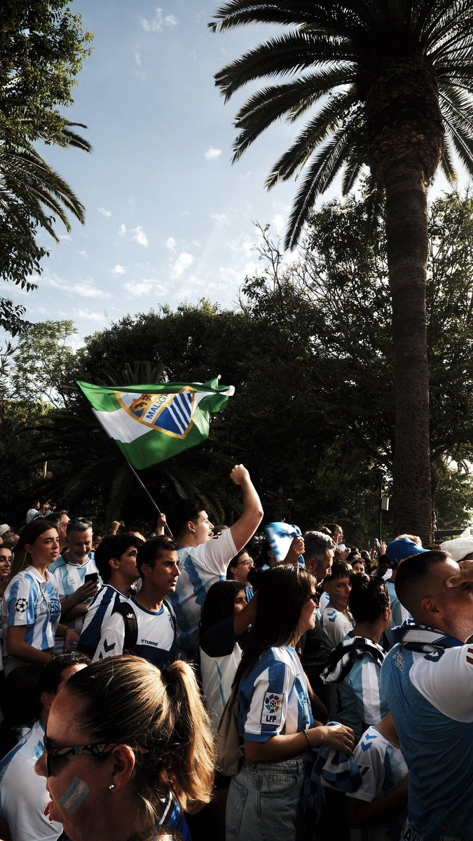 alfonsoacedo's tweet photo. @carlosmlg05_ Yo también estaba ahí a la derecha y tiré una foto para allá. La subo por si acaso eres tú el que está en el centro y te llevas esta foto de recuerdo. 👍 https://t.co/3ualuwrDTy