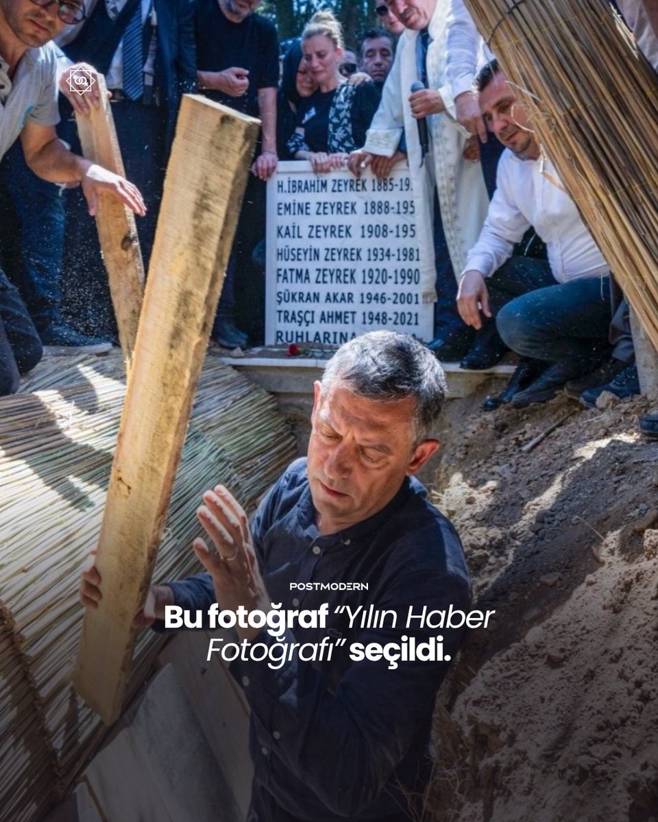 posttmodern's tweet photo. — CHP Lideri Özgür Özel'in, Ferdi Zeyrek’in mezarında çekilen fotoğrafı “Yılın Haber Fotoğrafı” seçildi. 

Özgür Özel: “Keşke o fotoğraf hiç çekilmeseydi, keşke o veda olmasaydı.”