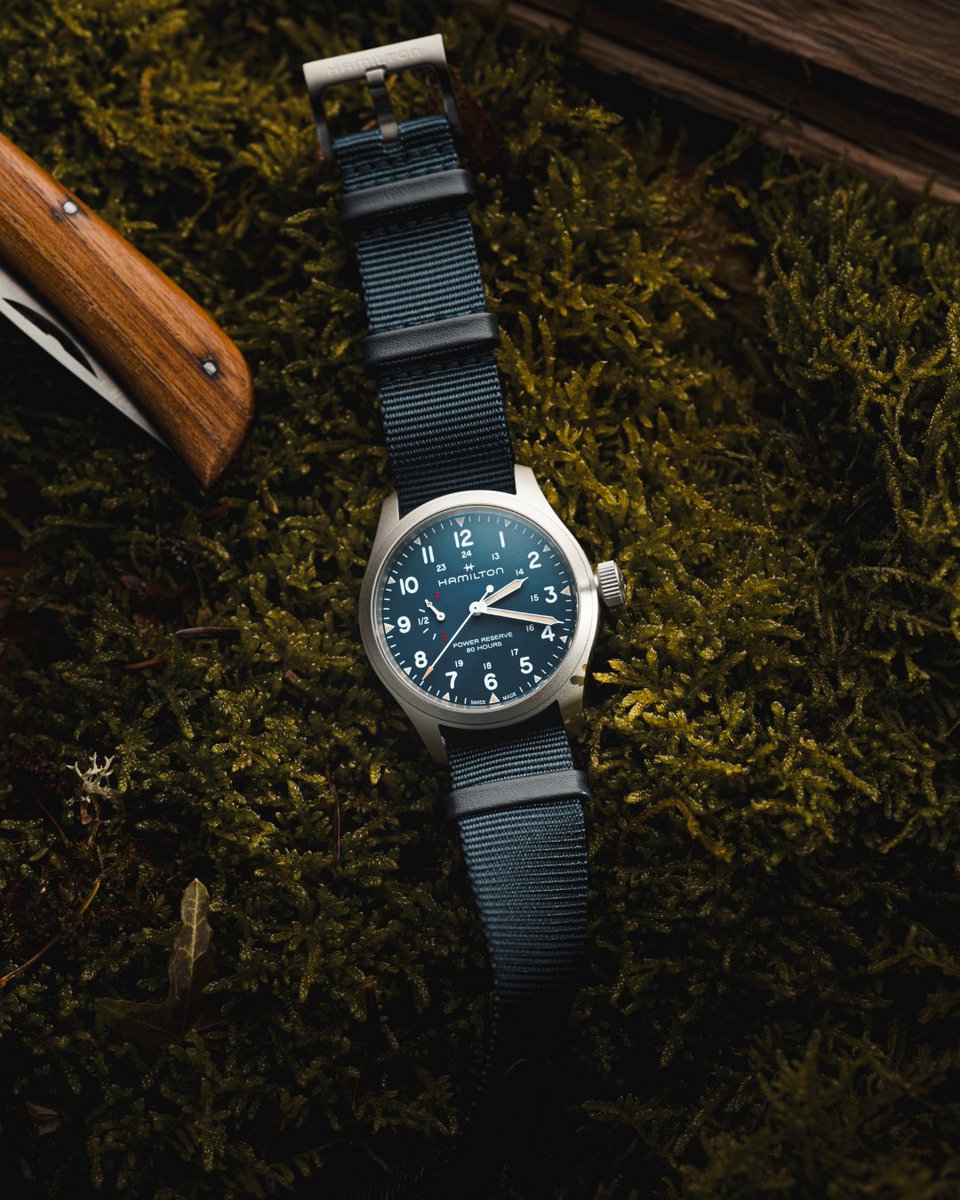 hamiltonwatch's tweet photo. 4 shots. 1 field watch icon.
Khaki Field Power Reserve Mechanical.
80-hour reserve, on dial.
Green or blue. Steel or NATO: https://www.h69509160-khaki-field-power-reserve-mechanical.html
#hamiltonwatch #powerreserve #fieldwatch #swissmade
(Ref. H69509160 - H69509940) https://t.co/XFQiV4Hw9v