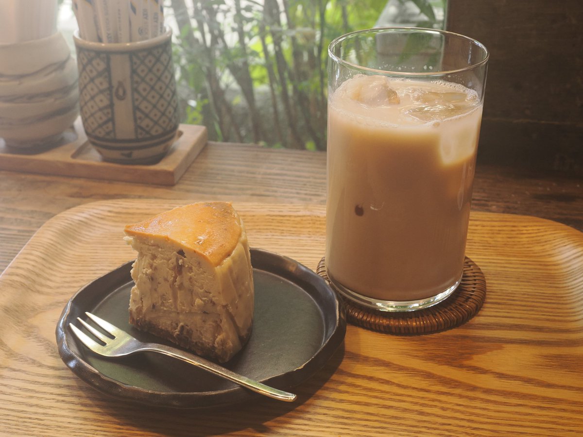 jun20181125's tweet photo. 両国、カフェデ映水庵でアイススパイスミルクティー、ラムレーズンチーズケーキ。竪川沿いにある。

#映水庵　#喫茶店　#カフェ　#竪川
#両国 https://t.co/wr5WYAVmSG