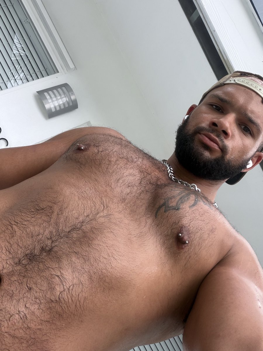 XnycdrakeX's tweet photo. Who want some yard work done? 🥵💦 https://t.co/bsEknWTH3b