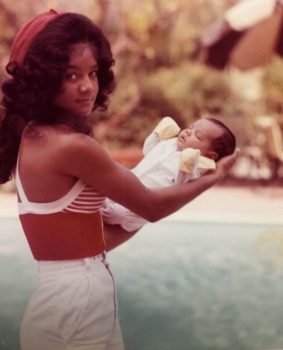 DullahTheking2's tweet photo. A teenage La Toya Jackson cradling her brother Tito Jackson’s newborn son, Taj Jackson.

📷 1973 https://t.co/HBbQWPHFmJ
