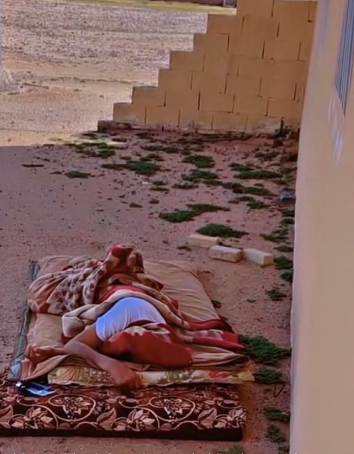 SALH6655's tweet photo. لا تغبط النايم على كل الاحوال 
النوم ملجا للنفوس الحزينة
يمكن يطير النوم من وسعة البال 
ويمكن تنام من القهر والغبينة.. https://t.co/hosVdFnyAc