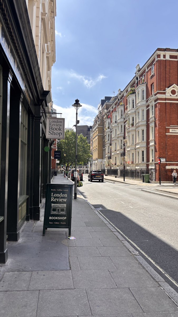 bkmk_uk's tweet photo. 昨日寄ったLondon Review Bookshopのマグが可愛すぎて今朝再訪📚新しい本とマグをお買い上げ。隣のカフェでコーヒーと共にジャーナルを書いてManchesterへ帰ります。Londonまた来るね〜。 https://t.co/ZYJzG2jzFb