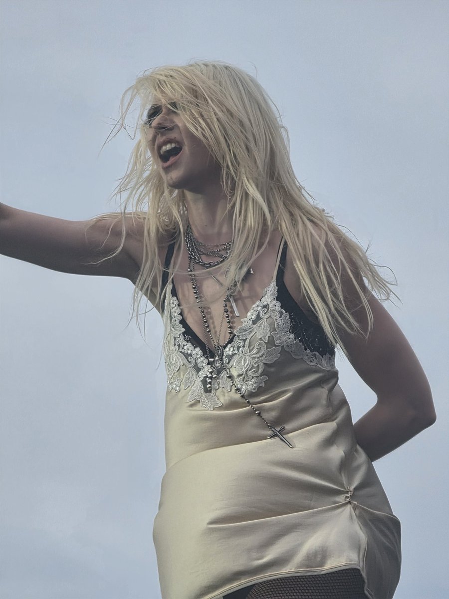 Moongyyu's tweet photo. She has my whole heart ❤️
#RIR2026 #RockinRio #RIRLisboa #ThePrettyReckless #TaylorMomsen https://t.co/k1kJ0P9nen