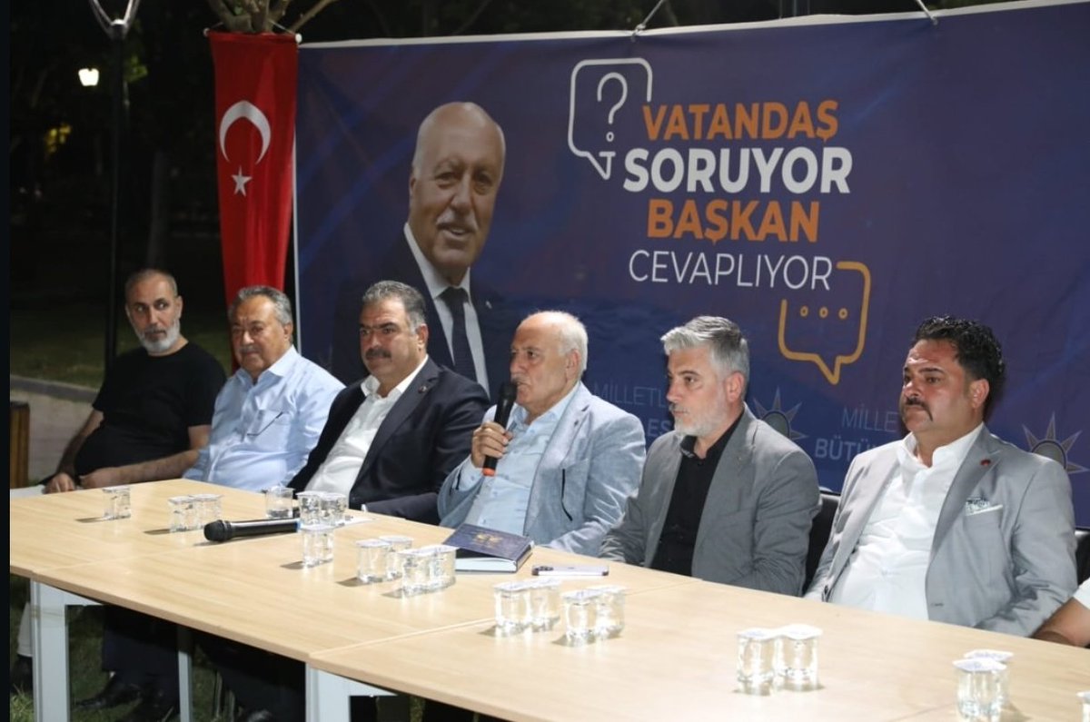 akyesilli47's tweet photo. Belediye Başkanımız  Hayrettin Demir’in öncülüğünde gerçekleştirilen “Vatandaş Soruyor, Başkan Cevaplıyor” programına; İlçe Başkanımız İsmail Bayhoca, yönetim kurulu üyeleri ve mahalle başkanlarımız ile birlikte katılım sağladık.
Programa katılan vatandaşlarımıza teşekkür ederiz. https://t.co/Yo78SNmDmF