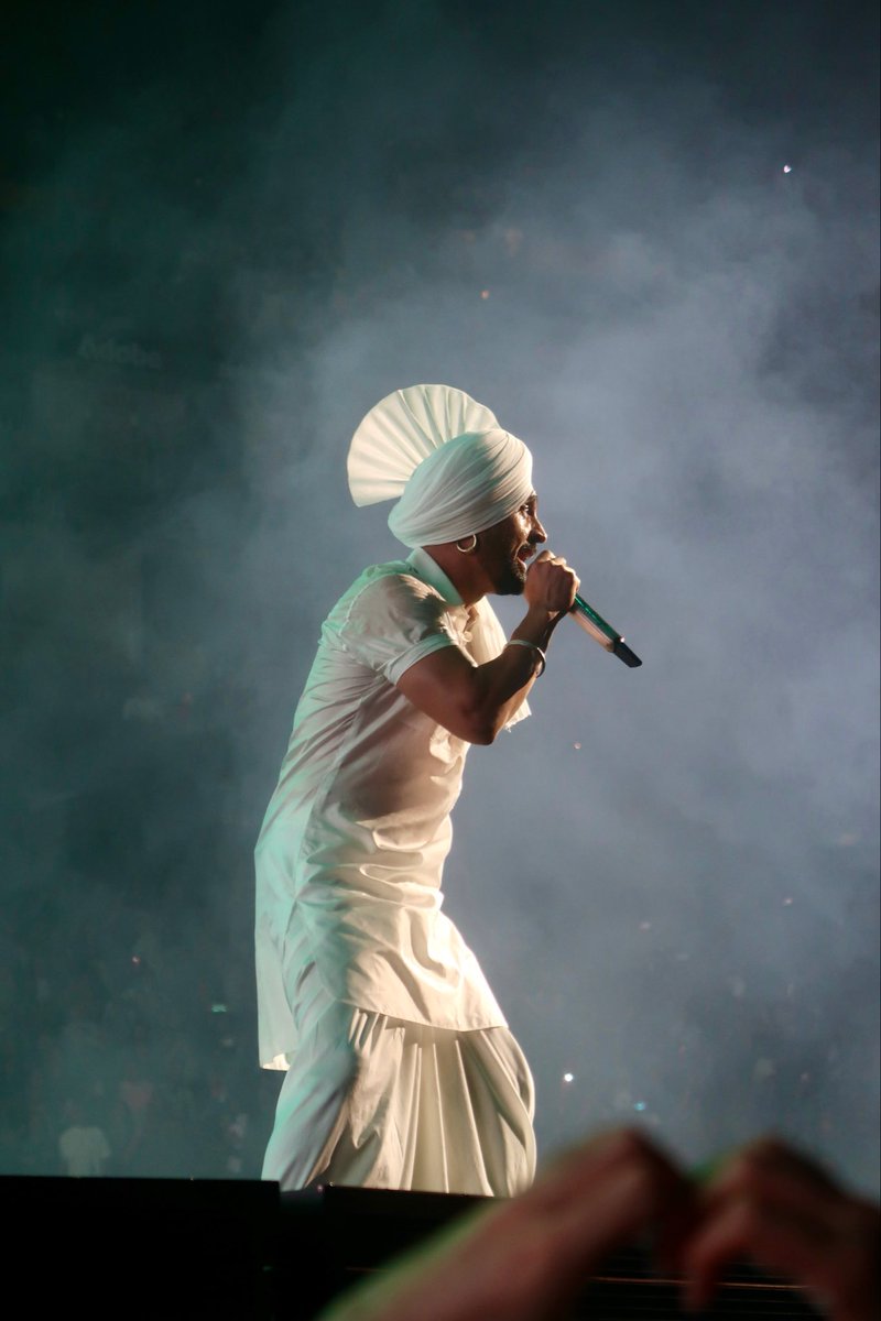 pr69730506's tweet photo. @diljitdosanjh Just felt an Aura at sfo Aura concert. Some of the close ups taken with Kirat and Reet’s cameras , your buggies 🥰 https://t.co/tZmHiRD6B2