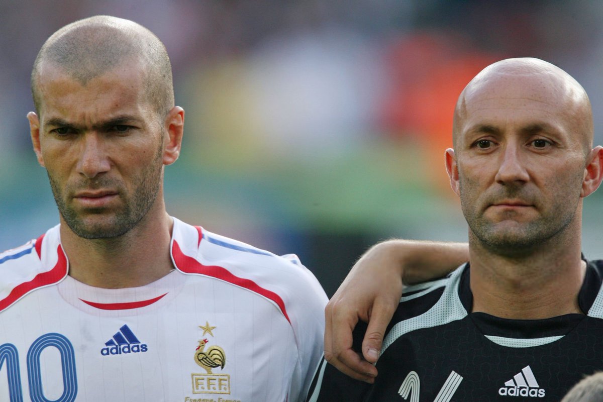 ActuFoot_'s tweet photo. 🚨 Zinédine Zidane 🇫🇷, qui devrait être le futur sélectionneur des Bleus, PENSE À FABIEN BARTHEZ POUR LE POSTE D'ENTRAÎNEUR DES GARDIENS ! 😍

🗞️ @lequipe https://t.co/z3pYuaHYi1