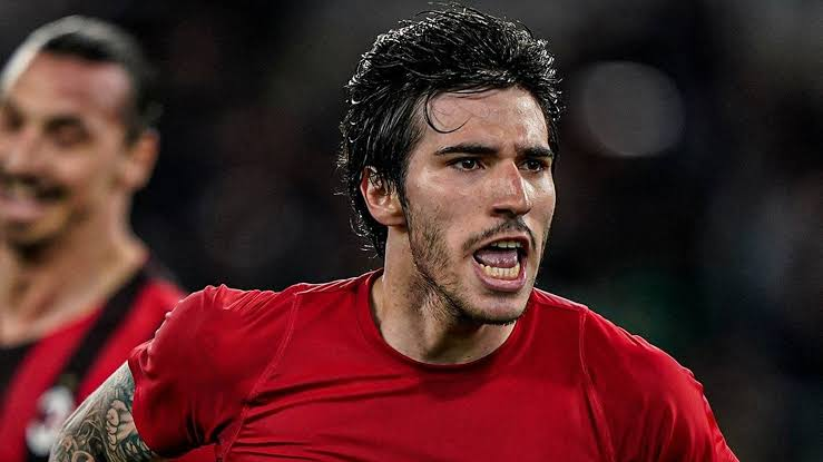 LFCRumour's tweet photo. 🚨Liverpool join the race to sign Sandro Tonali

As reported by @SpursScout The Italian midfielder has yet to agree on personal terms but club is pushing for 26yo Newcastle star

Price rumoured to be around 80-90M€

One to keep an eye on Reds 👀

#LFC #Liverpool #tonali #signing https://t.co/qXPc9jGNO4