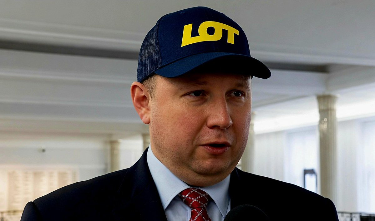 EdoMarcin's tweet photo. Ten utyty, przepity półgłówek, wyjątkowo wierny żołnierz rudej miernoty, resortowe dziecko PO, syn Andrzeja - za zbrodniarza Jaruzelskiego, generała w KOK, w wieku zaledwie 30 lat został prezesem lotniska w Modlinie. Doprowadził do tego, że inwestycja zamiast 300 mln, kosztowała 450 mln złotych, gdzie po kilku miesiącach została zamknięta, tracąc kolejne 34 mln.
Konsekwencji poza kolejnymi awansami - zero.