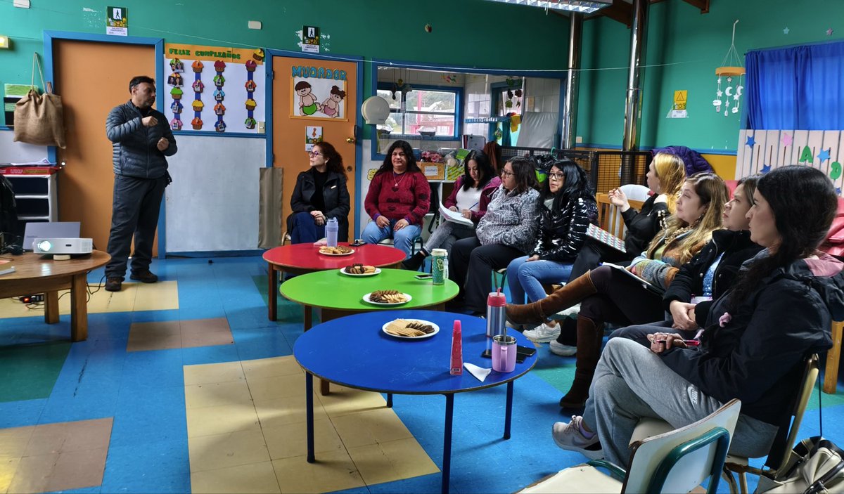edu_chiloe's tweet photo. En el jardín infantil Bellavista de Dalcahue, se realizó la capacitación y actualización del Reglamento Interno de Convivencia Educativa y Protocolos de Actuación, instancia que contó con el acompañamiento técnico del profesional de Convivencia Educativa de SLEP, Christian Rojas. https://t.co/QyoLbyvAYI
