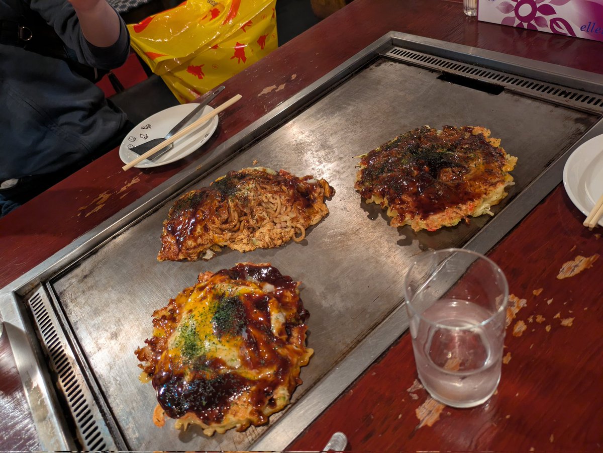 c_okoppe's tweet photo. 帰宅！
大阪謎解き、ボドゲ旅最後楽しすぎて時間本当に足りなくなった！
朝の市場の定食、肉吸い、お好み焼き、串カツ、551の肉まん、りくろーおじさんのチーズケーキ、たこ焼き食べ比べ食いだおれたし、楽しみまくった！！！
またお願いします！！ボドゲは「はぁ」と言うゲームが私は得意なようです。 https://t.co/PePRmVgX2h