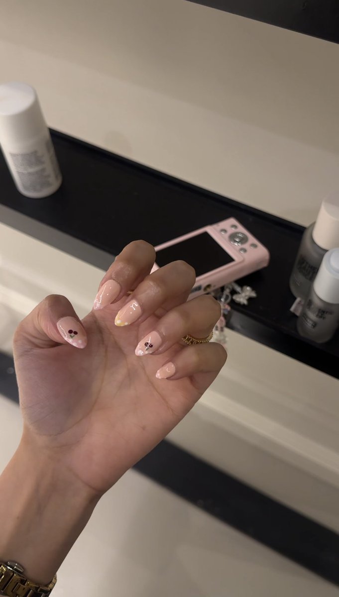 mill0v's tweet photo. 🍒💅🏼 https://t.co/LzfHd2fUif