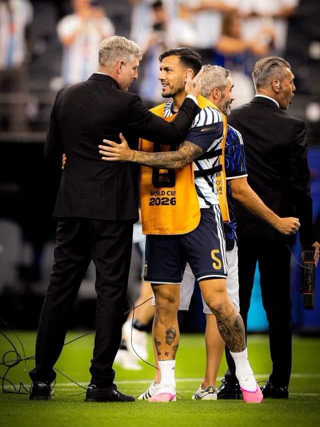 MundoBoca2019's tweet photo. 🫂LEANDRO PAREDES y MARTÍN PALERMO. 

👌Momento XENEIZE en la Copa del Mundo.💙💛💙 https://t.co/J5QiiH1hqI