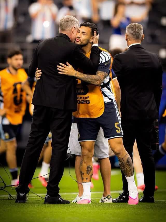MundoBoca2019's tweet photo. 🫂LEANDRO PAREDES y MARTÍN PALERMO. 

👌Momento XENEIZE en la Copa del Mundo.💙💛💙 https://t.co/J5QiiH1hqI