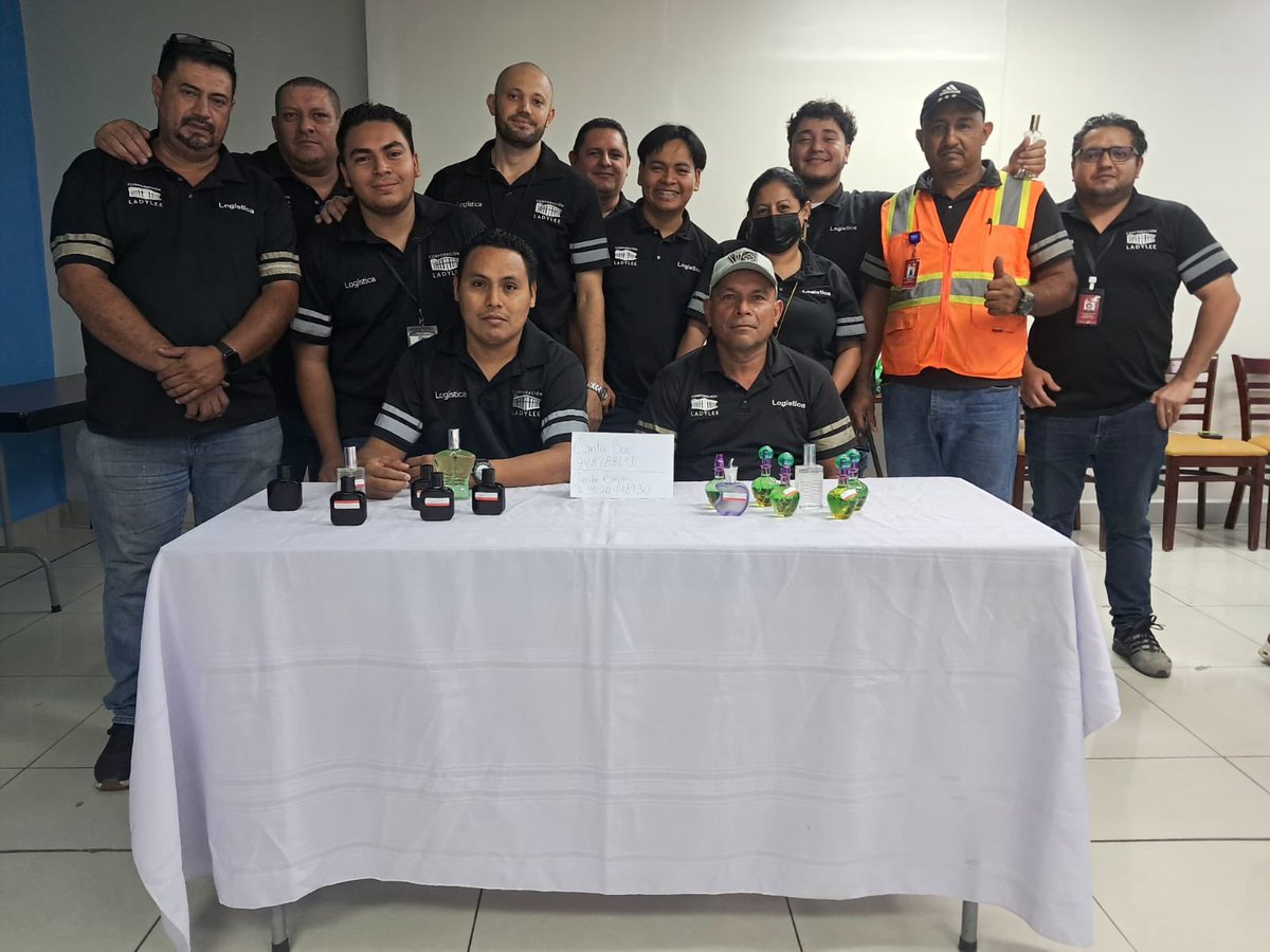 corpladylee_'s tweet photo. Desde el área de Desarrollo Organizacional organizamos un espacio dedicado a nuestros colaboradores emprendedores, quienes además de aportar su talento en la empresa, generan ingresos adicionales con sus proyectos personales. Fue un encuentro enriquecedor donde se compartieron experiencias y se promovió la innovación como motor de crecimiento. 

Además, contamos con stands informativos de empresas aliadas que brindan descuentos a nuestros colaboradores, ofreciendo beneficios que respaldan su bienestar y desarrollo. Con estas acciones seguimos construyendo una cultura organizacional que celebra la diversidad de talentos y fomenta el crecimiento personal y profesional de nuestros colaboradores.

#DesarrolloOrganizacional #TuEspacioEmprendedor