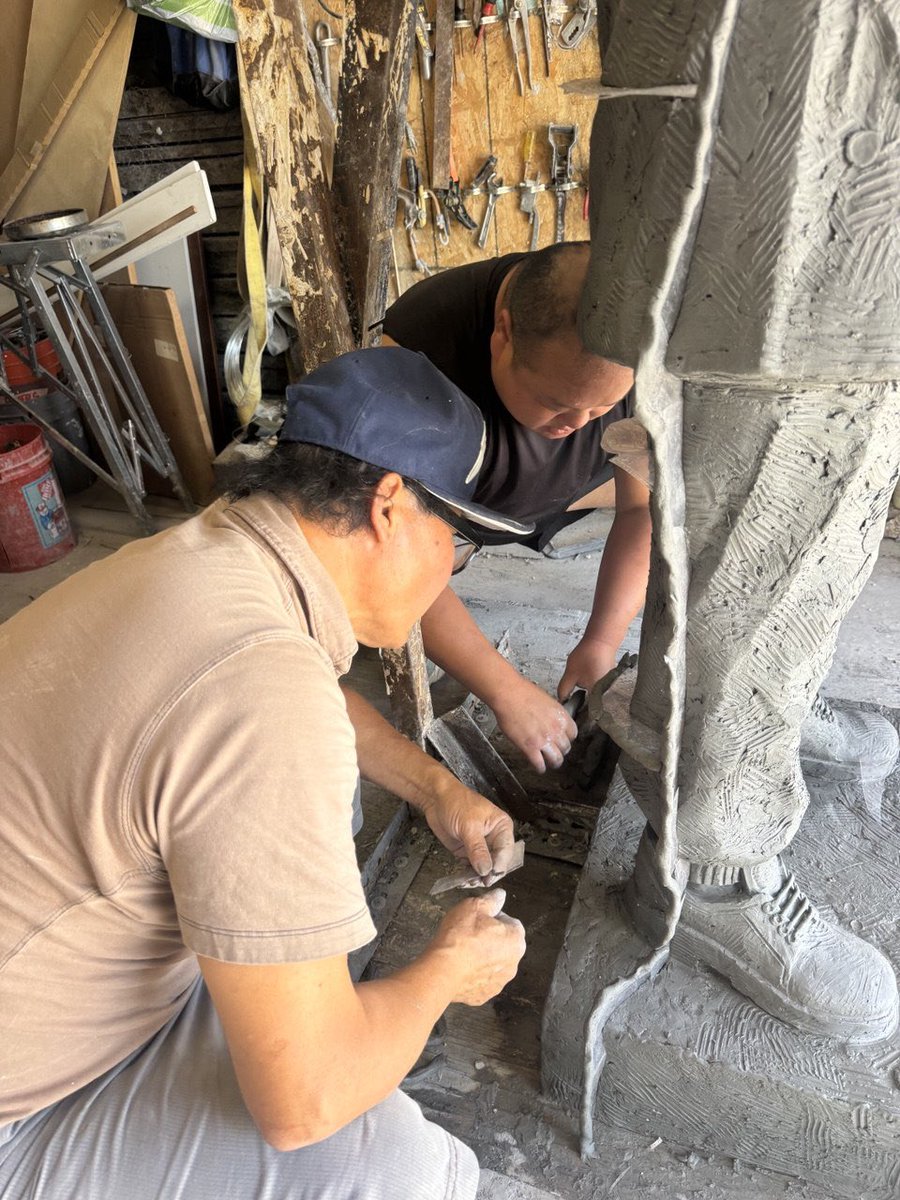 yiyifashi's tweet photo. 2026年6月23日，白纸运动雕像群开始泥塑倒模，气温高到严重怀疑是不是出问题了，我们边工作边流汗，因为倒模工作不能停下来休息，所以我们工作到下午两点才下班,但是一想起国内那些举一张白纸都是有罪的人们来讲，我们这些逃出来了的人是何等的幸福🙏 https://t.co/lqKyOeIWgc