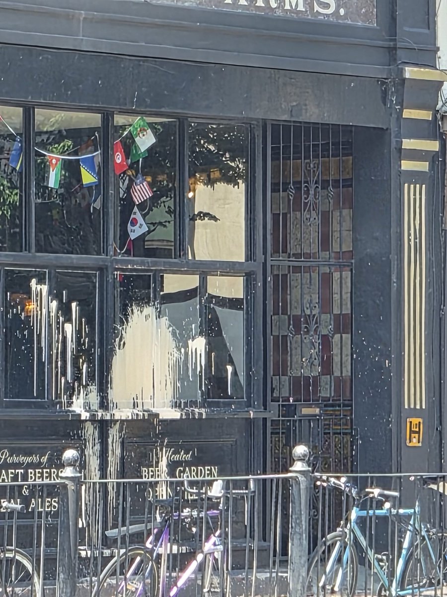 Massive__Dump's tweet photo. So it seems the #pub @KTHopkins #KatieHopkins was #ThrownOut of the other day has been #PaintBombed https://t.co/CrcwK85YlC