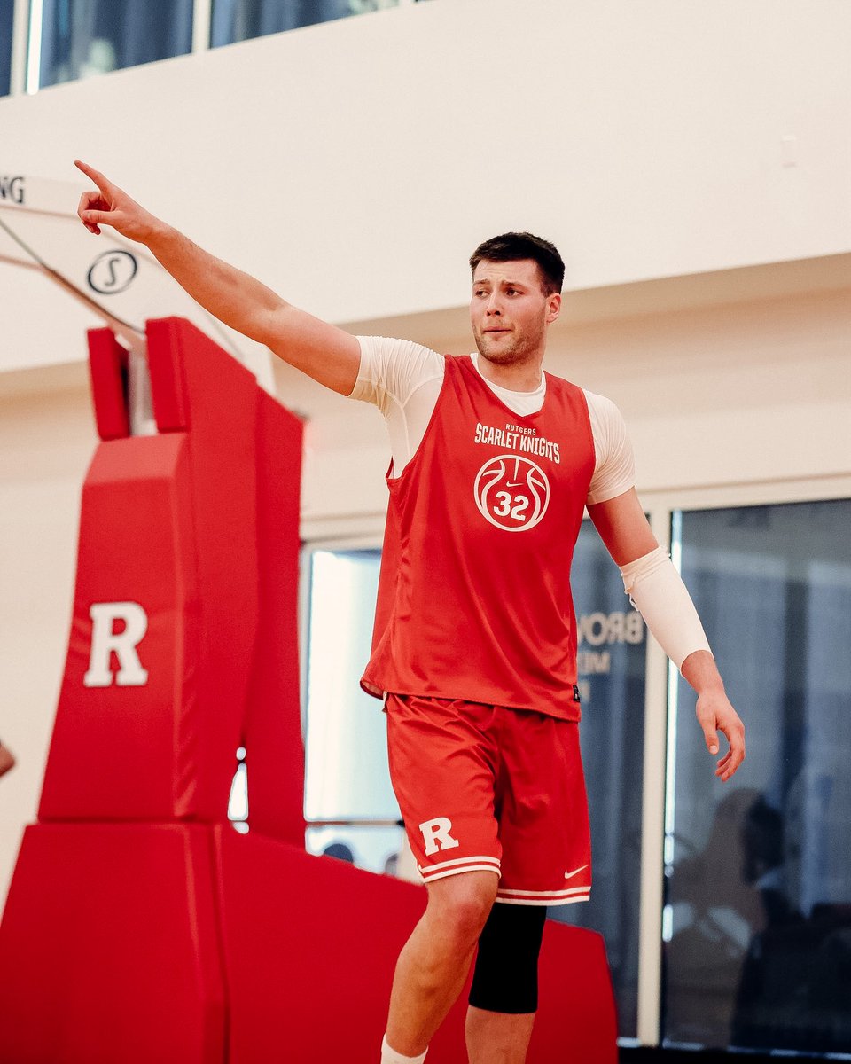RutgersMBB's tweet photo. The work starts now. 🔨

#TheKnighthood🛡️⚔️ https://t.co/kVFhgpwzHc