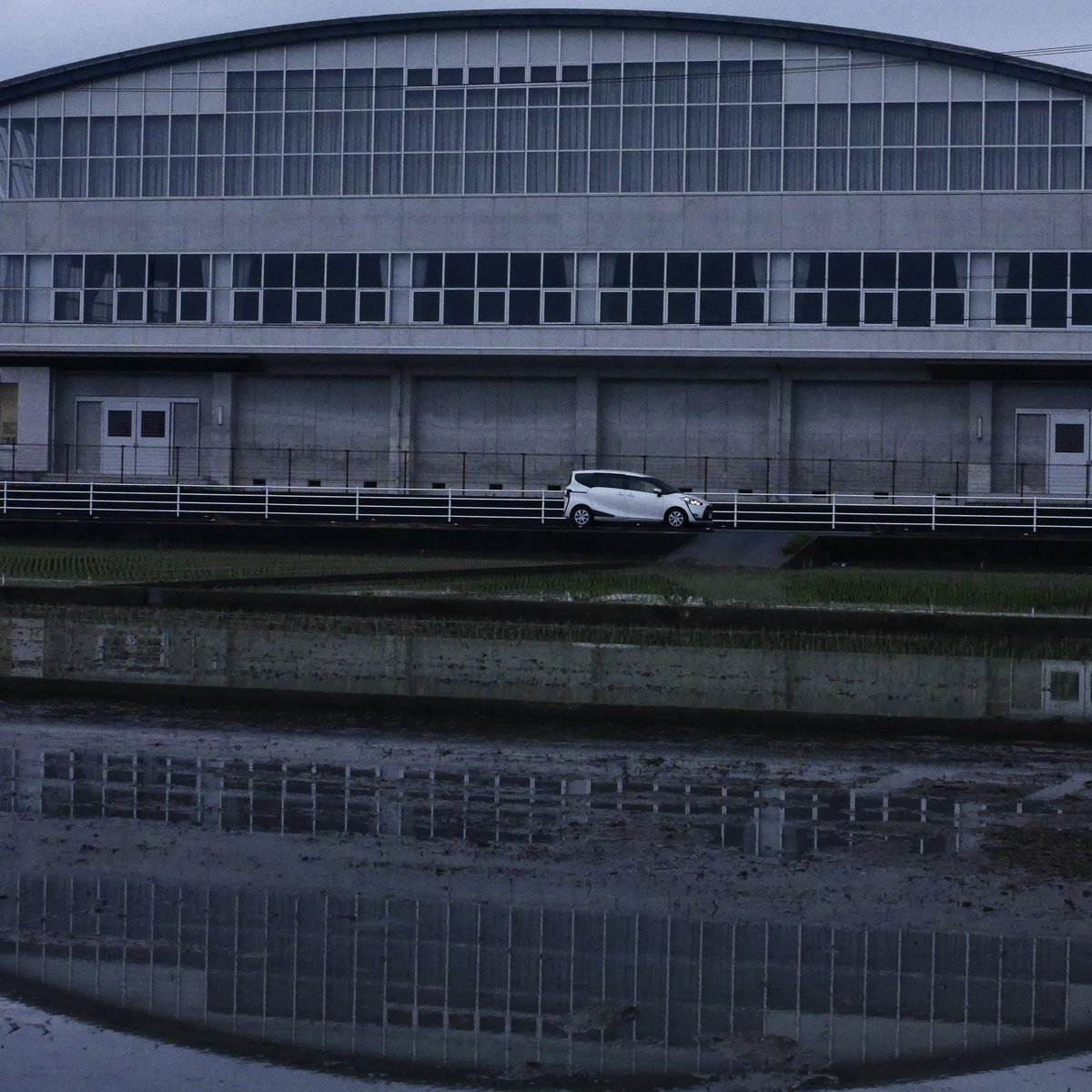 ume303e1's tweet photo. 雨の日の体育館 https://t.co/9oognwNTjf