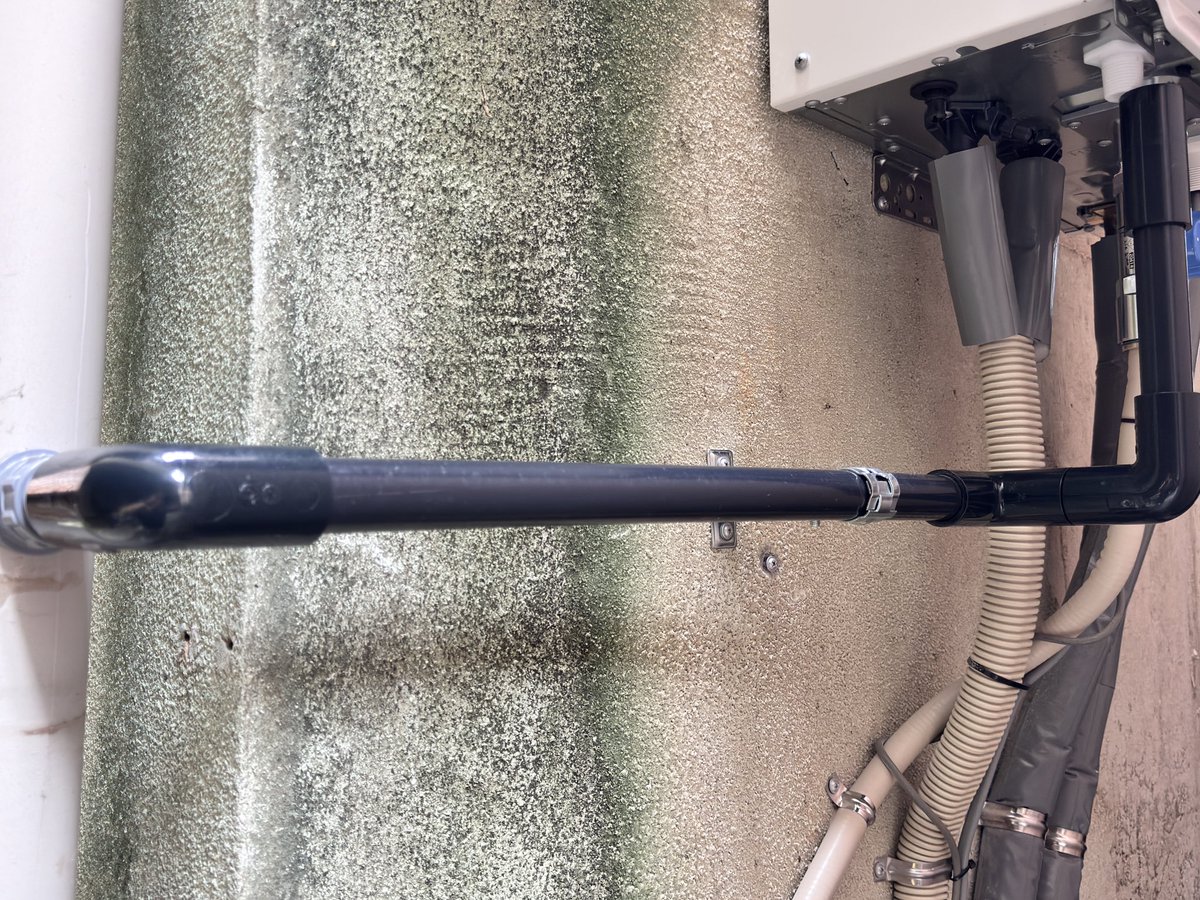 MiniF54's tweet photo. 昨日の現場
隣家との間が1m以内でなおかつ地面から1.8mの場所に給湯器をぶら下げたので、
給湯器を真正面から撮影することが出来ない

この画像では
ドレン配管の勾配大丈夫ですか？
と気づかってもらう事も理解できる

50cmで約１.５cm上がってます https://t.co/XPmxzpnNdk