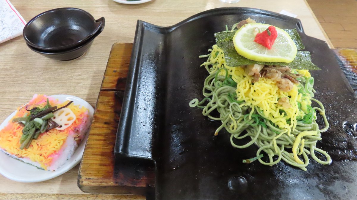 shigsak2's tweet photo. #山口県 岩国市への旅行で名所の錦帯橋を渡って名物の瓦そばを食べた後に立ち寄った #八百新酒造 で直売所限定の純米無濾過生原酒を買いました。濃厚なフレッシュ&amp;フルーティーな酸味、甘味、旨味のバランスがよくてすごくうまい。
詳しくはブログにて。

https://t.co/OjMuV894Vj https://t.co/YAhScPAXvK