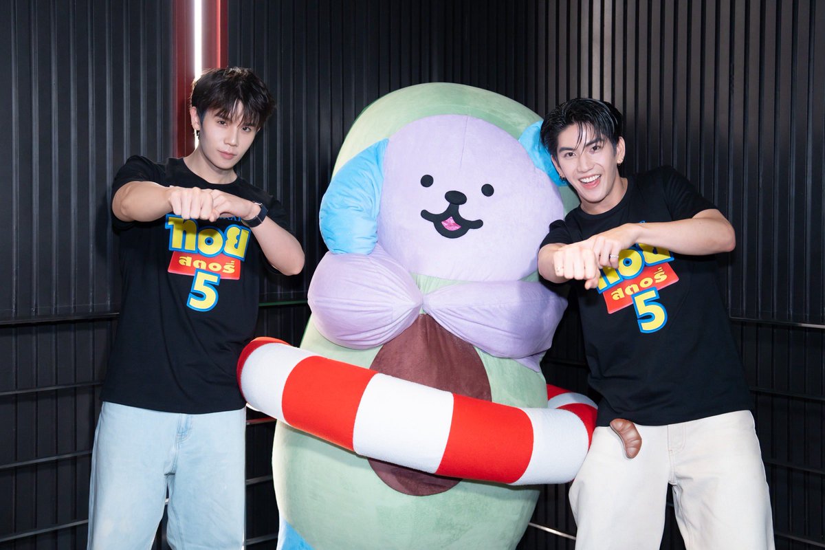 WeLoveSF's tweet photo. 🤩ครอบครัวม๋าไก่ ออกลุยภารกิจสุดสนุก! 
พบกับ JIMMY, SEA, AVOCEAN 
ในรอบพิเศษ #SFFriendsScreening TOY STORY 5 
ที่ SFW เซ็นทรัลเวิลด์ โรงภาพยนตร์ WORLD MAX CINEMA

📸ผู้โชคดีสามารถดาวน์โหลดภาพ GROUP PHOTO ได้ตั้งแต่วันนี้ - 30 มิ.ย. 69
คลิกดาวน์โหลดภาพที่ 👉https://t.co/bsnmUaWqSn

นโยบายข้อมูลส่วนบุคคลเพื่อการประชาสัมพันธ์
ของบริษัท ฯ 👉 https://t.co/0r6bllYIvm

เงื่อนไขเป็นไปตามที่บริษัทฯ กำหนด

JSCEAN WITH TOY STORY5 

#jimmyyjp #sea_tawinan #AVOCEAN
#SFxJimmySeaAvocean
#SFxToyStory5
#ดูToyStory5ที่SF
#SFcinema 🍿❤