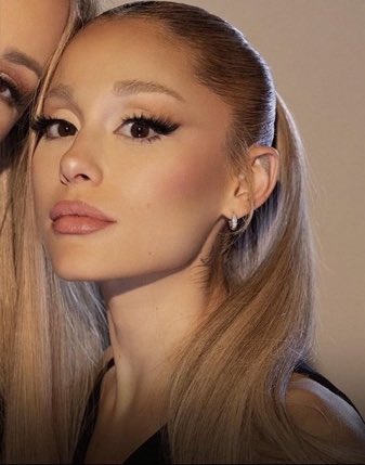 anniebaexquie's tweet photo. when ariana gagged us with this cunty makeup look omg https://t.co/rfPdv14Mni