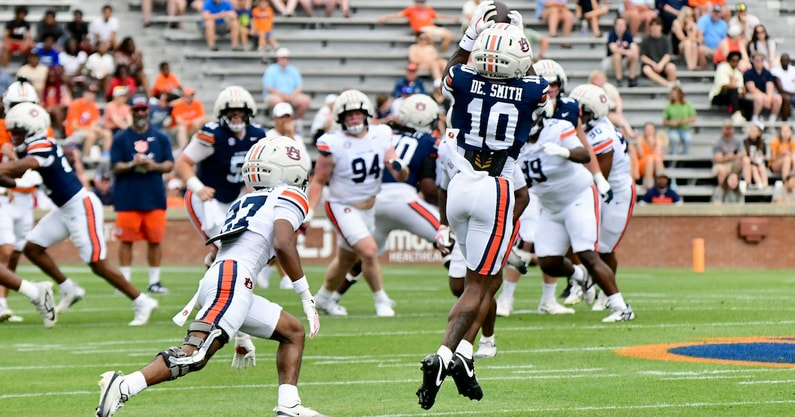 BMattAU's tweet photo. BREAKING: Auburn has removed WR Duke Smith from its roster, a team spokesperson confirmed❌

The 4-star signee from the 2025 class didn't record a catch last fall, but was coming off a strong spring

https://t.co/8O01auFsjr https://t.co/iRI8hfl7u1
