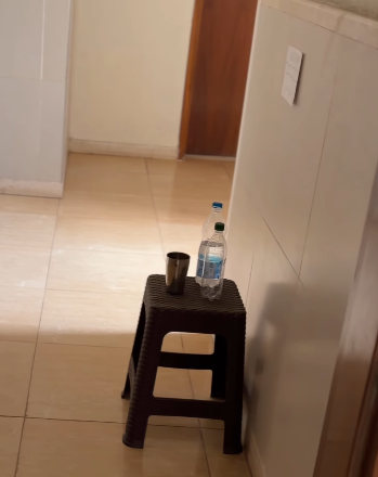 NalinisKitchen's tweet photo. Every morning, the first thing Charmie Kapoor does is open her door to check the water bottles kept outside for delivery partners and anyone passing by.

If the bottles are empty, then she refills them.

She has been doing this for the last 2 years.

She also stuck a paper above the bottles in multiple languages so anyone can read it.

She says that people are really liking this and using it. On hot days, all the bottles get empty, and she refills them regularly.

When she is at home, she offers fresh water, but for the people who are shy to ask, this idea works well.

It's a 5 minute routine, but it can make someone's day easier.