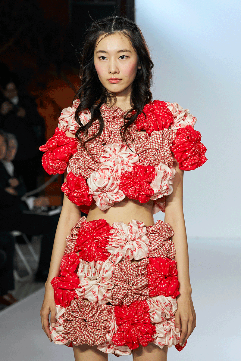 official_tdp's tweet photo. 【Sustainable Fashion Design Award】

修了生・片柳由菜さんが「Sustainable Fashion Design Award」にて東京都知事賞・大賞を受賞しました。

同アワードはLVMHモエヘネシー・ルイヴィトン・ジャパン社長のノルベール・ルレ氏、デザイナーの篠原ともえ氏らが審査員を務める東京都主催のファッションデザインコンペです。

片柳さんは着物生地の美しさや感触の良さを活かしつつも、着物が持つ静のイメージを逆手に取り、躍動感とポップさを備えたシルエットへ生まれ変わらせました。

当校で学んだグラフィックデザインの考え方を服作りに反映させたという片柳さん。テキスタイルの選定に色相・構図・フォーマット設計の知識を取り入れるほか、誰にでも伝わる明瞭性やメッセージの可視性を重視するなど広告手法を取り入れたことが、評価につながったと言います。コンセプト設計においても、課題解決のプロセスや、着想方法を活用したそうです。

受賞特典として、パリファッションウィークでの発表を予定しているそうで、プロのデザイナーによるワークショップや制作アドバイスなどのサポートを受けながら準備をしています。

片柳さんの作品は7/1〜7/7の期間、東急プラザ表参道「オモカド」5Fにて展示されるほか、2027年度アワード広告のキービジュアルにも採用されています。