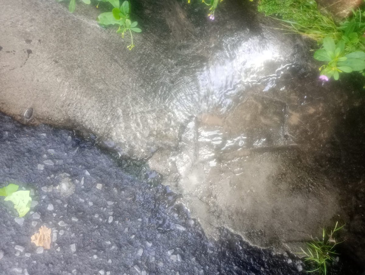 javiercortez's tweet photo. #reporteciudadano solicitamos a @ANDASV puedan reparar esta fuga de agua potable ubicada en colonia Francisco Morazan zona El Coro San Salvador cerca de Iglesia La Luz del Mundo, ya cuenta con reporte 2081869 y no han realizado la reparación @darevalosv https://t.co/0uw1Q1rzDI